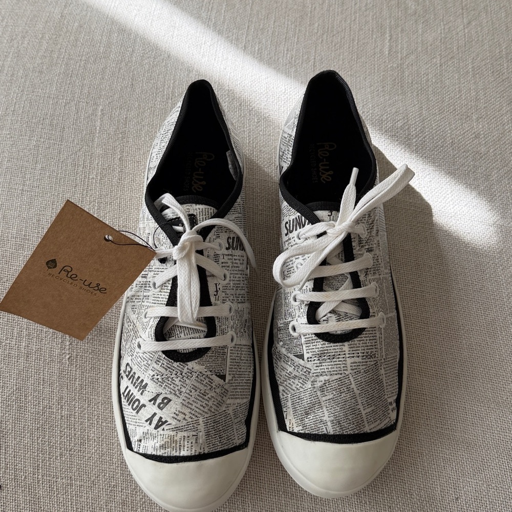 Free People White & Black Newspaper Print Sneakers Fits 7.5 to 8 LOVE 🌎❤️👏🏻 - Picture 3 of 11